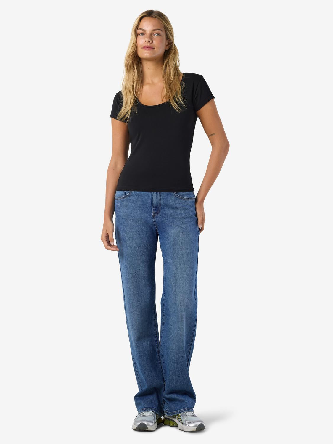 model_shot-front